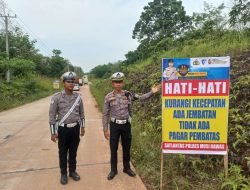 Cegah Lakatunggal, Demi Keselamatan Pengendara, Satlantas Polres Musi Rawas Pasang Spanduk Hati-Hati Jembatan Tanpa Pembatas