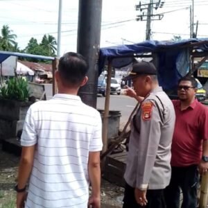 Sat Binmas Bersama DPM-PTSP Laksanakan Pengecekan Kelayakan Tiang Baleho Guna Antisipasi Angin Kencang dan Puting Beliung