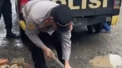 Kembali, Polsek BTS Ulu Polres Musi Rawas Berikan Pelayanan kepada Masyarakat, Timbun Jalan Berlubang