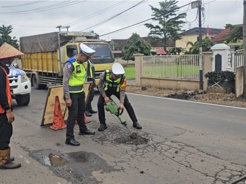 Satlantas Polres Musi Rawas Lakukan Penambalan Jalan Berlubang di Jalan Lintas Km. 12